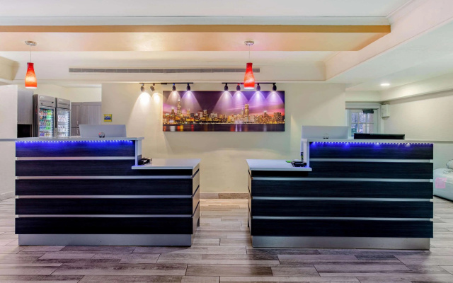 photo 2 of La Quinta Inn by Wyndham Chicago O'Hare Airport