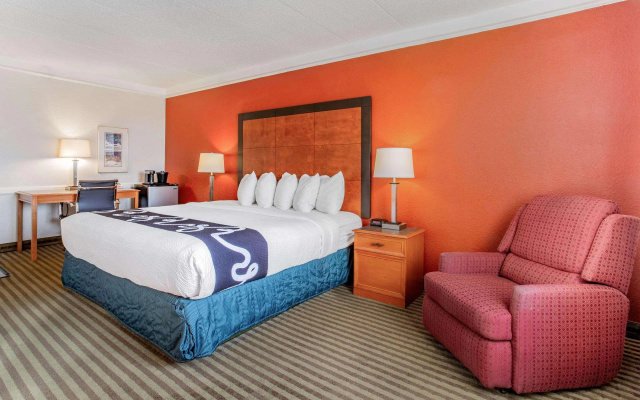 photo 5 of La Quinta Inn by Wyndham Chicago O'Hare Airport