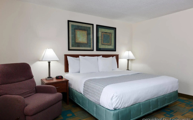 photo 3 of La Quinta Inn by Wyndham Chicago Willowbrook