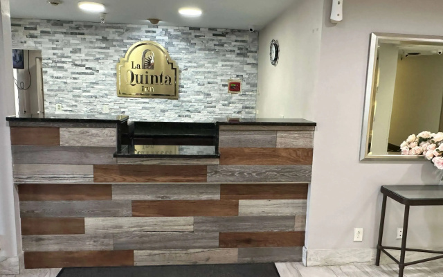 photo 2 of La Quinta Inn and Suites by Wyndham Cincinnati North