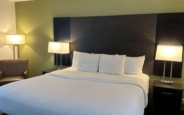 photo 4 of La Quinta Inn and Suites by Wyndham Cincinnati North
