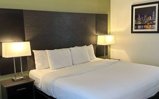 photo 5 of La Quinta Inn and Suites by Wyndham Cincinnati North