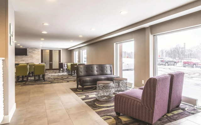 photo 2 of La Quinta Inn & Suites by Wyndham Cleveland - Airport North