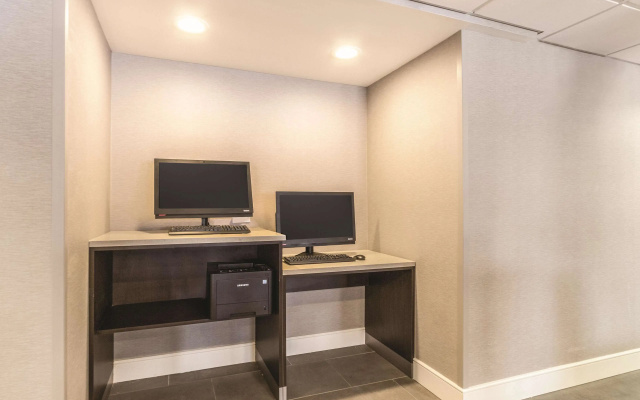 photo 3 of La Quinta Inn & Suites by Wyndham Cleveland - Airport North