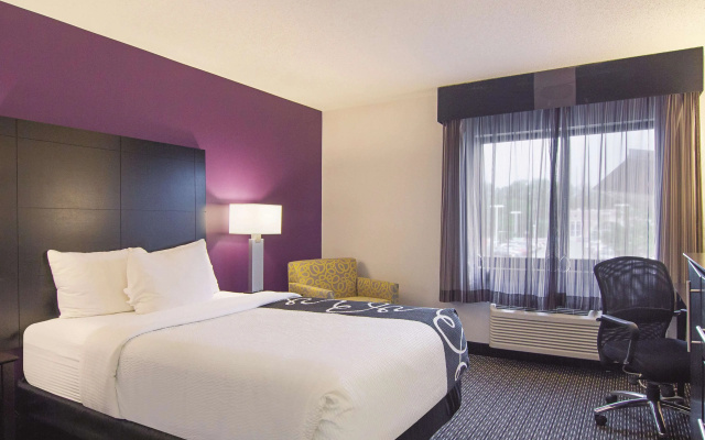 photo 4 of La Quinta Inn & Suites by Wyndham Cleveland - Airport North