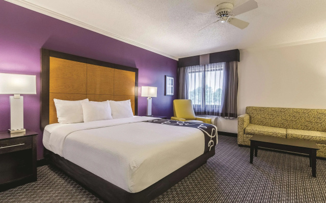 photo 5 of La Quinta Inn & Suites by Wyndham Cleveland - Airport North