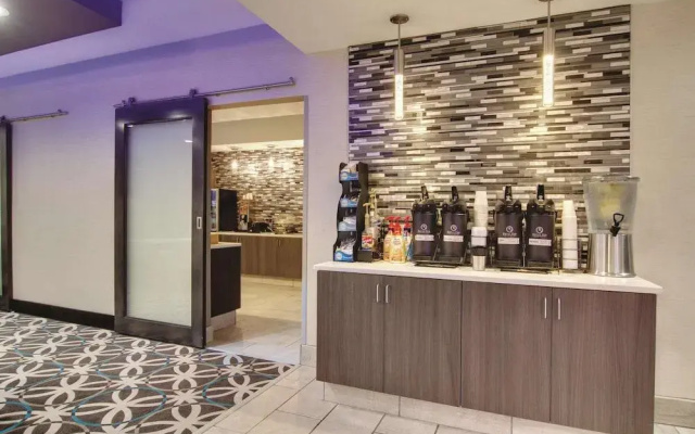 photo 2 of La Quinta Inn & Suites By Wyndham Cleveland Airport West
