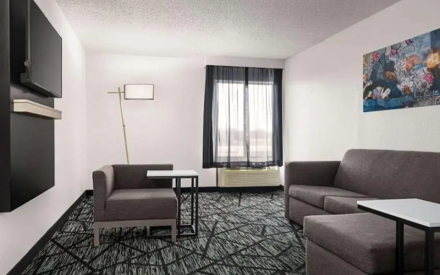 photo 4 of La Quinta Inn & Suites By Wyndham Cleveland Airport West