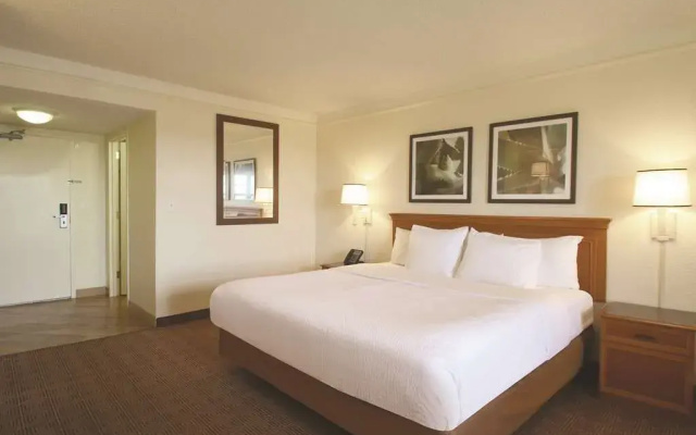photo 3 of La Quinta Inn & Suites By Wyndham Coral Springs Univ Dr