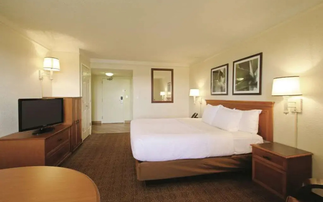photo 4 of La Quinta Inn & Suites By Wyndham Coral Springs Univ Dr
