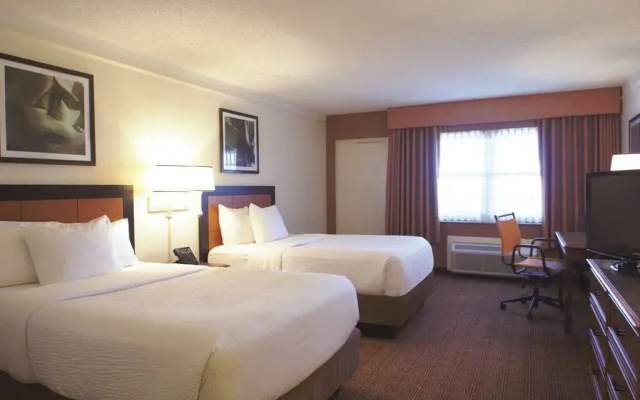 photo 5 of La Quinta Inn & Suites By Wyndham Coral Springs Univ Dr