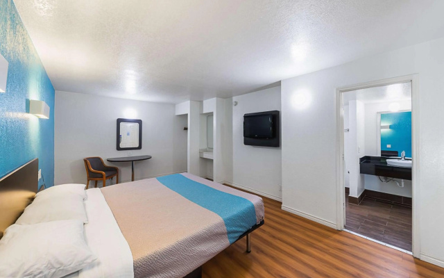 photo 2 of Motel 6 Grand Prairie, TX - Interstate 30