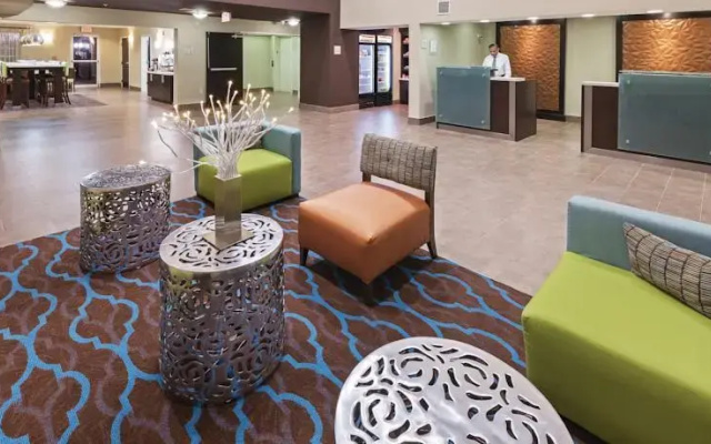 photo 2 of La Quinta Inn & Suites by Wyndham Dallas - Las Colinas