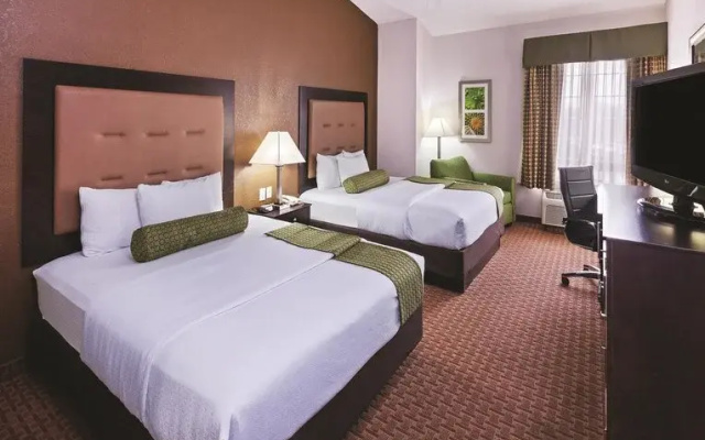 photo 3 of La Quinta Inn & Suites by Wyndham Dallas - Las Colinas