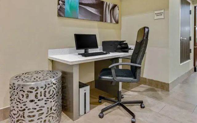 photo 4 of La Quinta Inn & Suites by Wyndham Dallas - Las Colinas