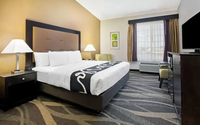 photo 5 of La Quinta Inn & Suites by Wyndham Dallas - Las Colinas
