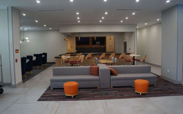 photo 2 of La Quinta Inn & Suites by Wyndham Lewisville