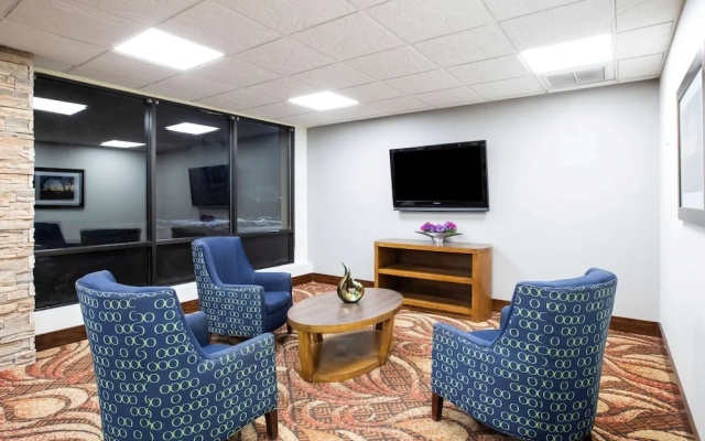 photo 2 of La Quinta Inn Davenport & Conference Center