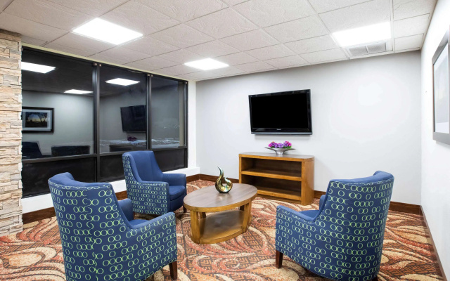 photo 3 of La Quinta Inn by Wyndham Davenport & Conference Center