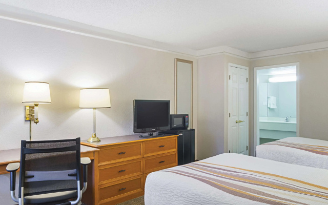photo 3 of La Quinta Inn by Wyndham Denver Northglenn