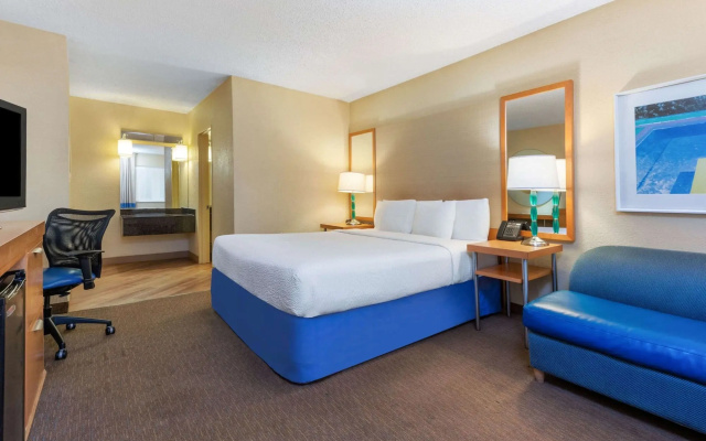 photo 3 of La Quinta Inn by Wyndham Ft. Lauderdale Northeast