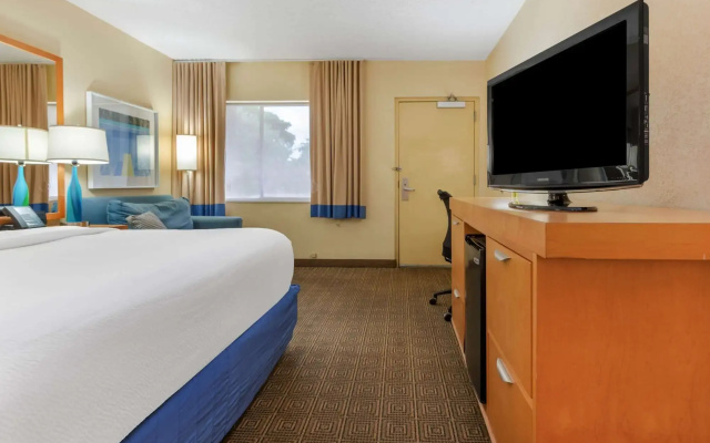 photo 4 of La Quinta Inn by Wyndham Ft. Lauderdale Northeast