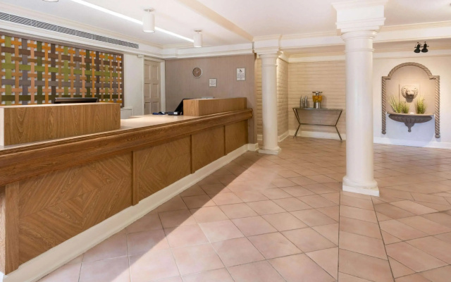 photo 2 of La Quinta East Deerfield Beach - Boca Raton