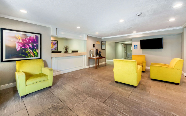 photo 2 of La Quinta Inn by Wyndham Ft. Lauderdale Tamarac East