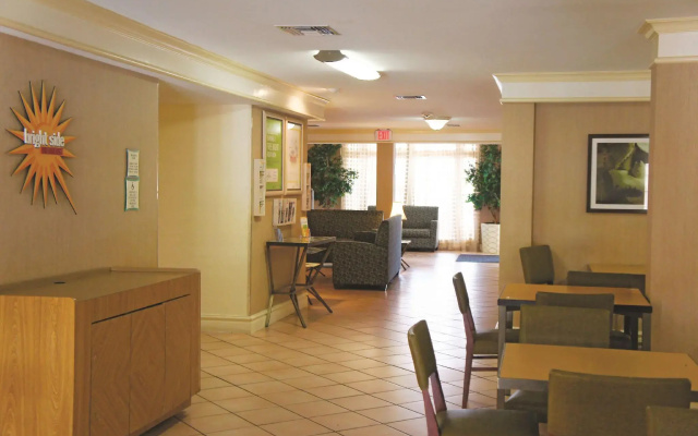 photo 2 of La Quinta Inn by Wyndham Houston Greenway Plaza Medical Area