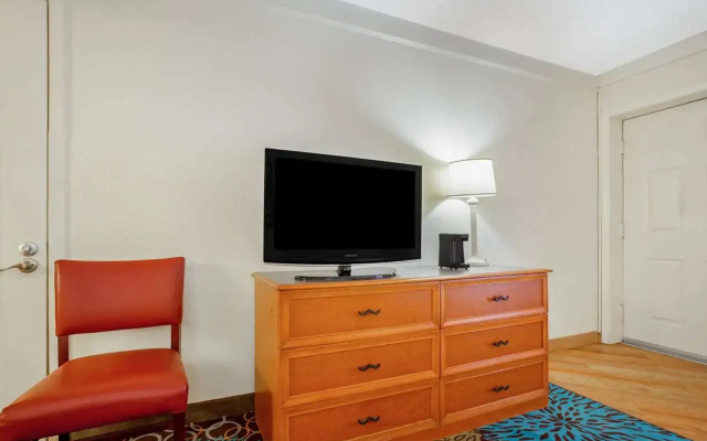 photo 3 of La Quinta Inn by Wyndham Houston Greenway Plaza Medical Area