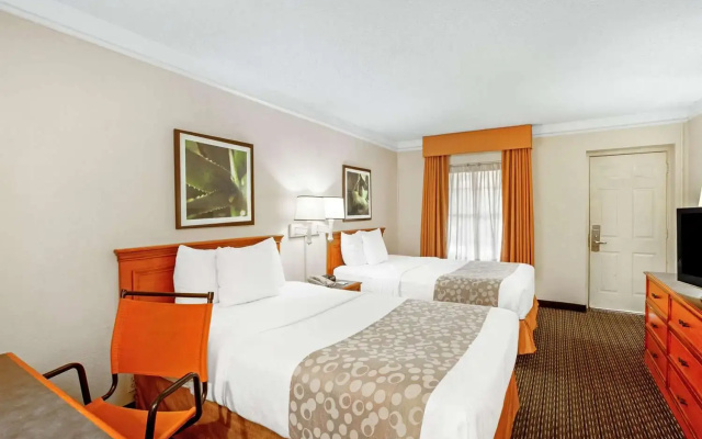 photo 4 of La Quinta Inn by Wyndham Houston Greenway Plaza Medical Area