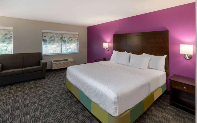 photo 4 of La Quinta Inn & Suites by Wyndham Houston NW Brookhollow