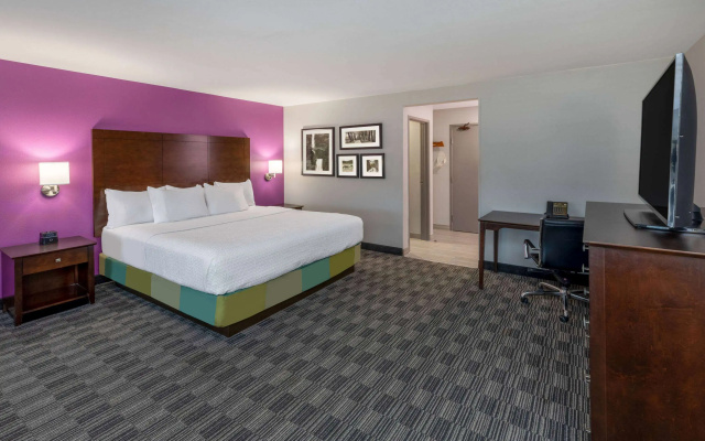 photo 5 of La Quinta Inn & Suites by Wyndham Houston NW Brookhollow