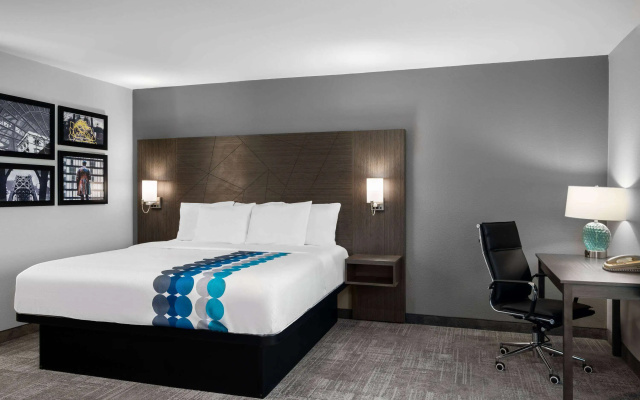 photo 3 of La Quinta Inn by Wyndham Indianapolis Airport Executive Dr