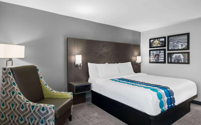 photo 4 of La Quinta Inn by Wyndham Indianapolis Airport Executive Dr