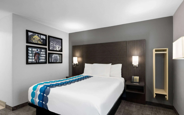 photo 5 of La Quinta Inn by Wyndham Indianapolis Airport Executive Dr