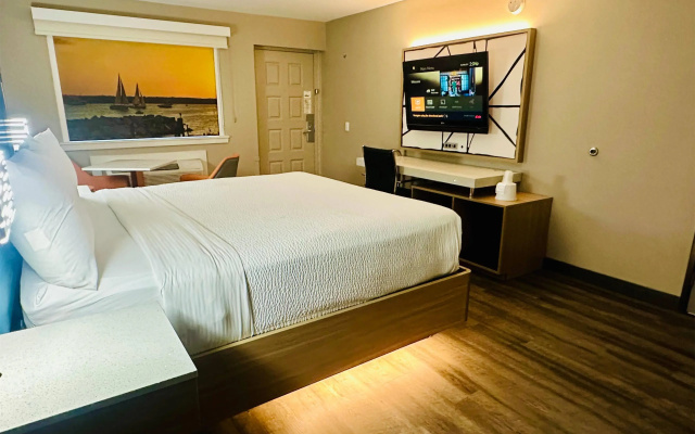 photo 3 of La Quinta Inn by Wyndham Costa Mesa / Newport Beach