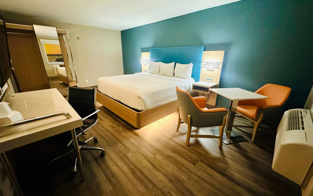 photo 4 of La Quinta Inn by Wyndham Costa Mesa / Newport Beach