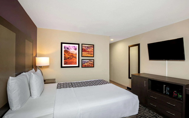 photo 4 of La Quinta Inn & Suites by Wyndham Las Vegas Nellis