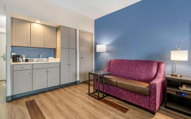 photo 4 of La Quinta Inn Louisville Airport 836