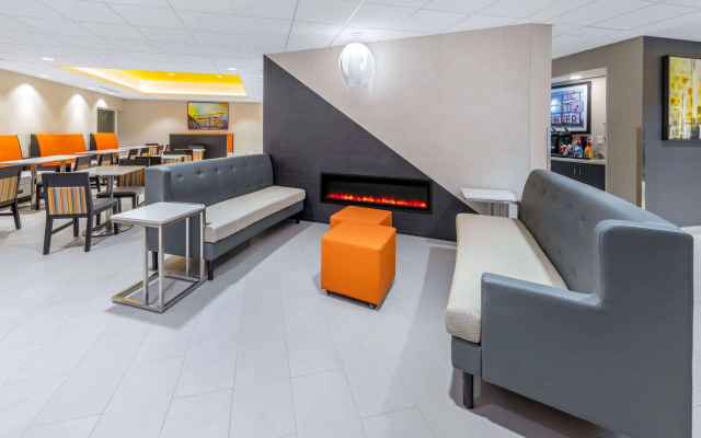 photo 2 of La Quinta Inn by Wyndham Lynnwood