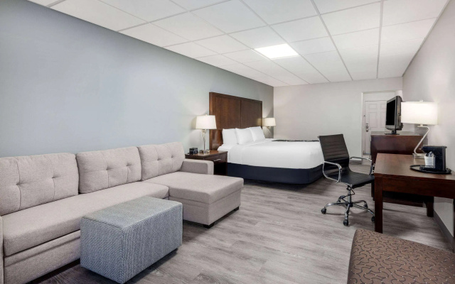 photo 3 of La Quinta Inn by Wyndham Lynnwood