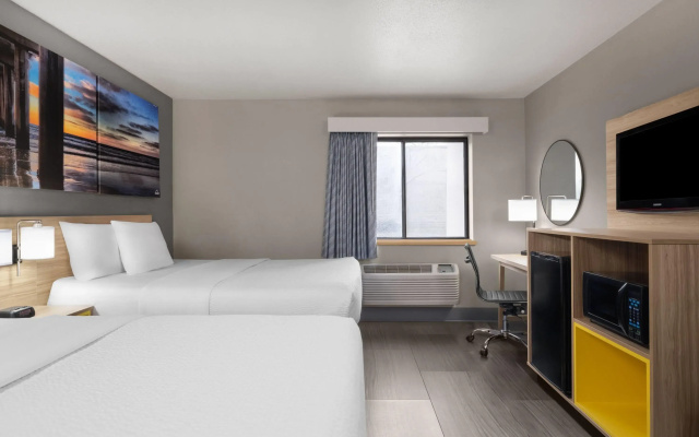photo 2 of La Quinta Inn by Wyndham Milwaukee Airport / Oak Creek
