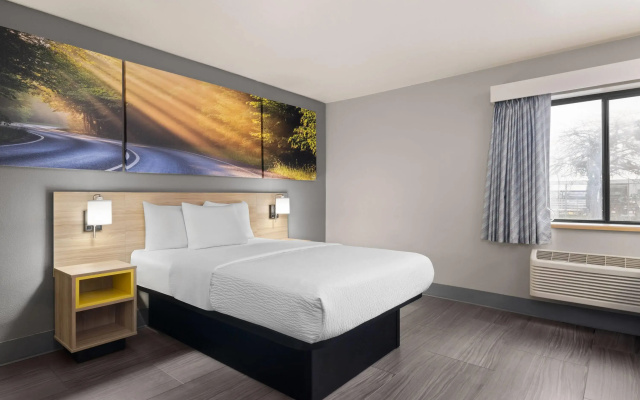 photo 5 of La Quinta Inn by Wyndham Milwaukee Airport / Oak Creek