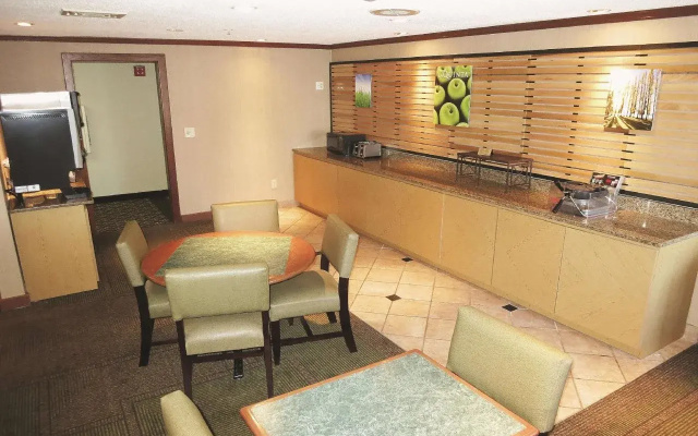 photo 2 of La Quinta Inn Milwaukee West Brookfield