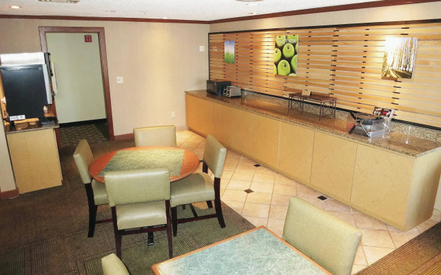 photo 2 of La Quinta Inn Milwaukee West Brookfield