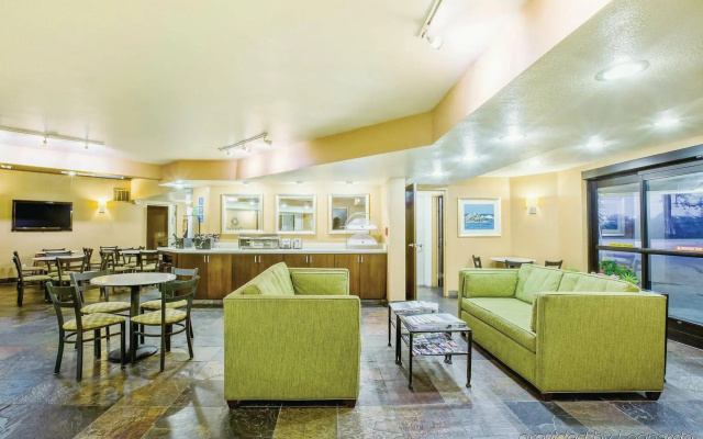 photo 2 of Hampton Inn Monterey