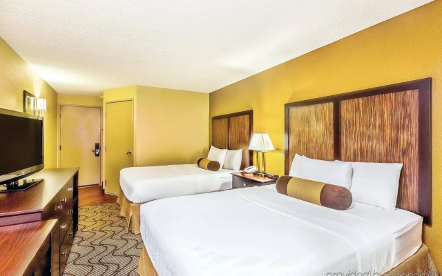photo 3 of La Quinta Inn & Suites by Wyndham Oakland Airport Coliseum