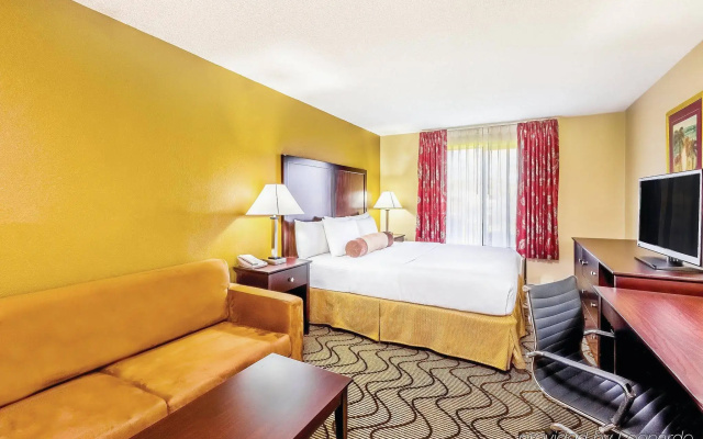 photo 4 of La Quinta Inn & Suites by Wyndham Oakland Airport Coliseum