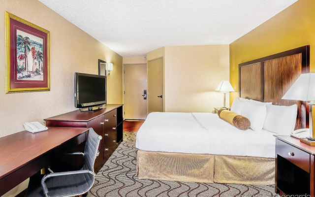 photo 5 of La Quinta Inn & Suites by Wyndham Oakland Airport Coliseum
